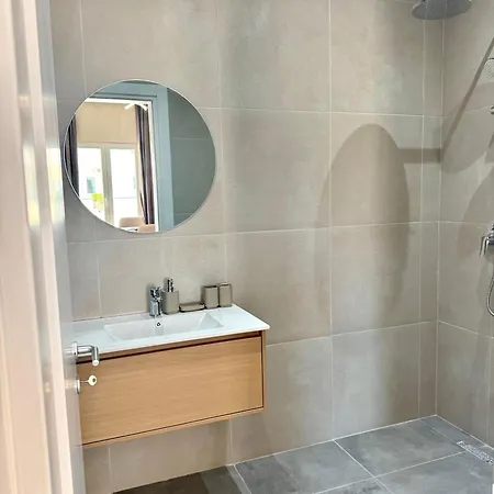 Apartment White Arena Seaside Golem (Tirana)